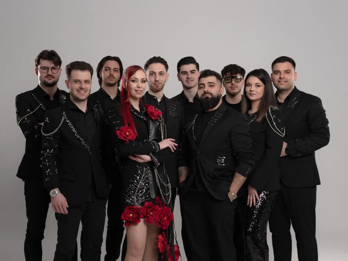 BANDA - Toată trupa